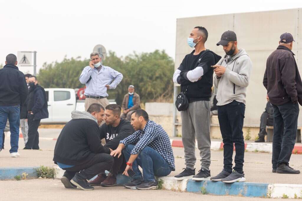 כתבנו (יושב, בחולצה משובצת) עם מוחמד ועאדי. | יוסי אלוני