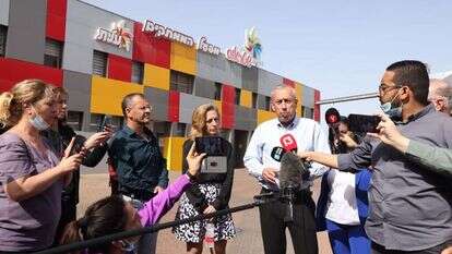 בכירי משרד הבריאות מחוץ למפעל הממתקים של שטראוס עלית. | דוד כהן/פלאש90