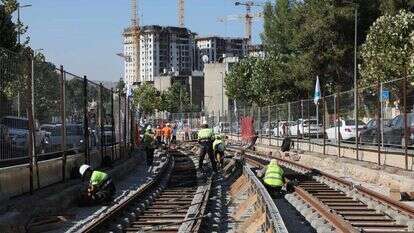 שלב הנחת המסילות של הרכבת הקלה בירושלים. | צוות תוכנית אב לתחבורה ירושלים