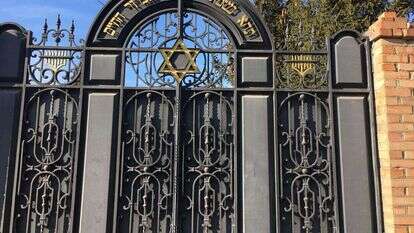 שערי בית עלמין יהודי בטרנסניסטריה. לפחות 185 אלף נספו. | יואל רפל