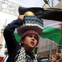 מפגין נושא העתק של מסגד אל אקצא ומניף דגל פלסטין ברחובות עמאן בירת ירדן. | AFP