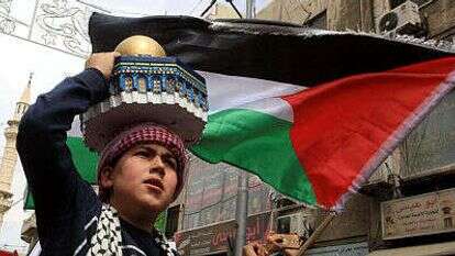 מפגין נושא העתק של מסגד אל אקצא ומניף דגל פלסטין ברחובות עמאן בירת ירדן. | AFP