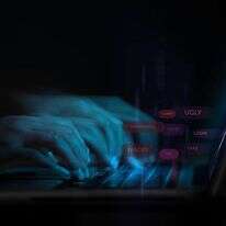 אלימות ברשת. | שאטרסטוק