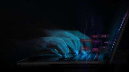 אלימות ברשת. | שאטרסטוק