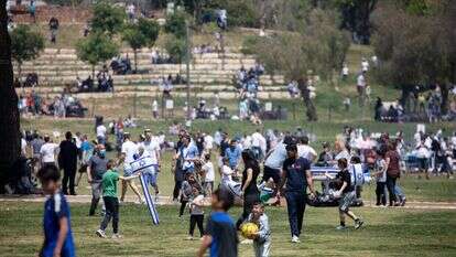 עובדים ביום העצמאות? הנה כמה דברים שכדאי שתדעו. | יונתן זינדל, פלאש 90 עובדים ביום העצמאות? הנה כמה דברים שכדאי שתדעו. | יונתן זינדל, פלאש 90