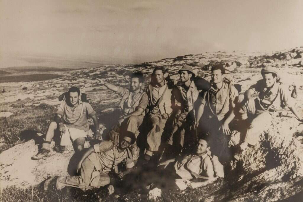 קורס הקצינים השני של הפלמ"ח, חורף 1945. יושב מימין: עמי צור. | באדיבות המרואיין