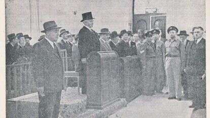 טקס יום העצמאות תש"ט בבית הכנסת הגדול בתל־אביב, בהשתתפות ראש הממשלה דוד בן־גוריון. בשורה האחורית בשמאל התמונה נראים אדמו"רי סדיגורה, ה"כנסת מרדכי" (משמאל) וה"אביר יעקב" (באמצע). | מתוך הספר "השר דוד צבי פנקס"