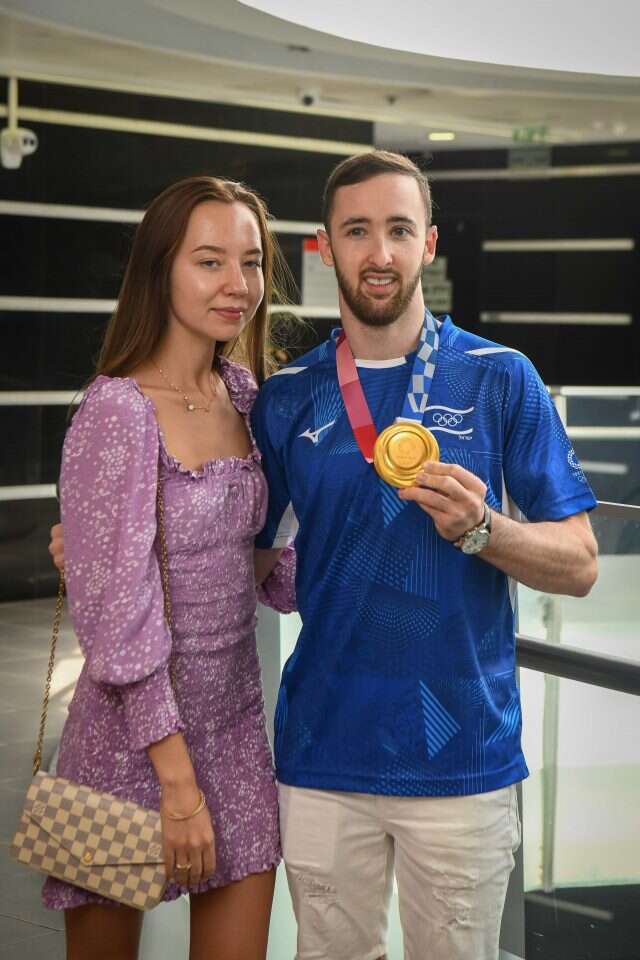 לא קל לחיות עם ספורטאי מקצועי. עם בת הזוג מריה סקוביץ'. | פלאש 90 לא קל לחיות עם ספורטאי מקצועי. עם בת הזוג מריה סקוביץ'. | פלאש 90