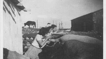 לוחמות מתאמנות בעין־צורים שבגוש עציון, 1948. | שלמה גור־גורוזובסקי