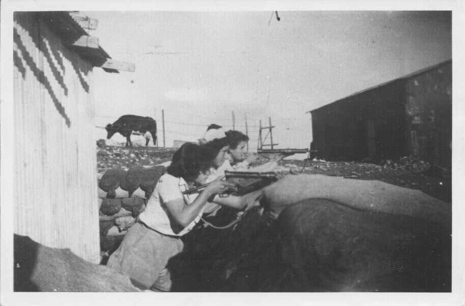 לוחמות מתאמנות בעין־צורים שבגוש עציון, 1948. | שלמה גור־גורוזובסקי