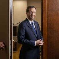 צחק הרצוג. | אבישג שאר ישוב