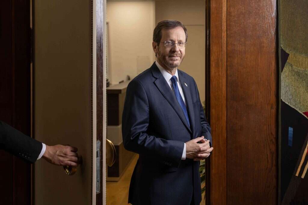 צחק הרצוג. | אבישג שאר ישוב