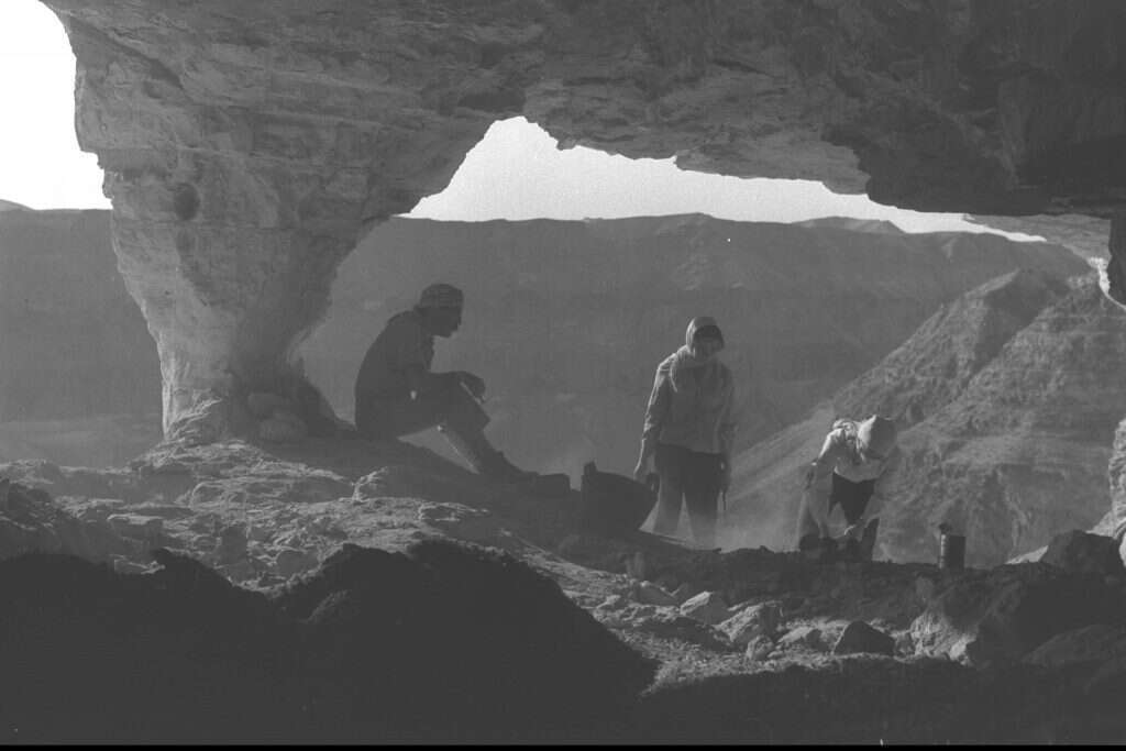 ידע אדיר על מצוות ומנהגים עתיקים, אבל כנראה זיוף מוחלט. חפירות במערות מדבר יהודה. | בנו רוטנברג, לע"מ