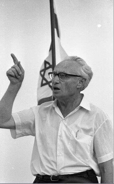 "גם אז טענו שאבי מקים מחתרות". ישראל אלדד (שייב). | ארכיון דן הדני, האוסף הלאומי לתצלומים ע"ש מש' פריצקר, הספריה הלאומית,