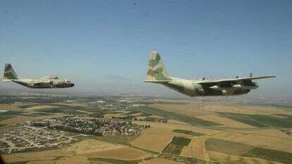 לראות את התמונה הגדולה. מטס יום העצמאות. | מרים צחי