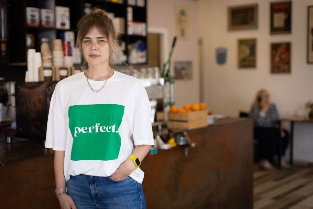 מילה סלוצקי, מלצרית. | אריק סולטן