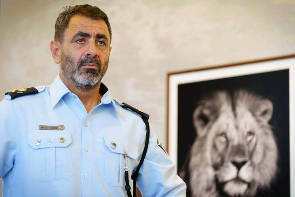 ניצב שמעון לביא. | אנצ'ו גוש, ג'יני