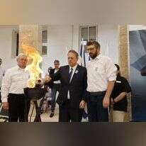 האח השכול אדוארד גרמן (מימין) והאב השכול גרמן רוז׳קוב (משמאל) מדליקים את לפיד הזיכרון יחד עם יו"ר ההסתדרות הציונית העולמית יעקב חגואל. | אוליבייה פיטוסי, הסוכנות היהודית