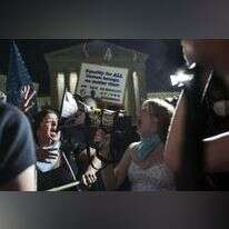 נושא שמפלג את ארה"ב. הפגנות שמאל וימין, נגד איסור על ההפלות ובעדו, מול בית המשפט העליון בוושינגטון, אתמול. | גטי אימג'ס