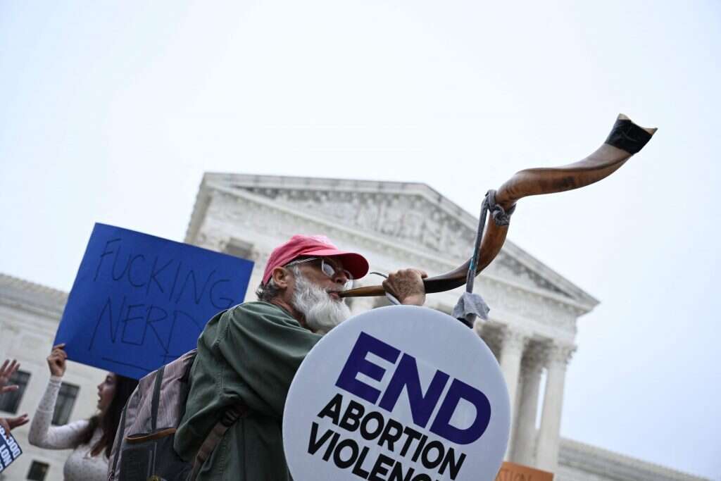 נושא שמפלג את ארה"ב. הפגנות שמאל וימין, נגד איסור על ההפלות ובעדו, מול בית המשפט העליון בוושינגטון, אתמול. | איי.אף.פי