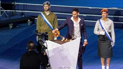 עשהאל שבו בחזרה לטקס הדלקת המשואות. | יונתן זינדל, פלאש 90