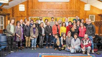 האמנים עם האחים השכולים. | דור פזואלו