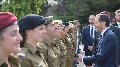 הנשיא עם החיילים המצטיינים, יום העצמאות תשפ"ב. | עמוס בן גרשום לע"מ