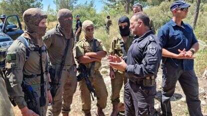 המפכ"ל יעקב שבתאי עם הלוחמים שעצרו את המחבלים, הבוקר. | דוברות המשטרה