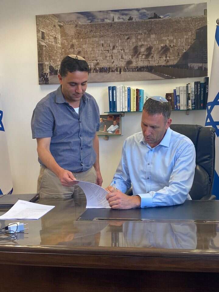 כהנא חותם על התקנות. | דוברות