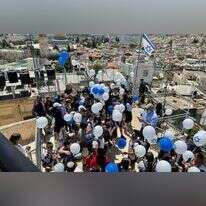 מפריחים בלונים בצבעי הדגל. | עמותת עטרת כהנים