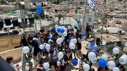 מפריחים בלונים בצבעי הדגל. | עמותת עטרת כהנים