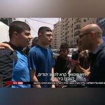 אוהד חמו מראיין צעירים ערבים במזרח ירושלים. | מסך, N12