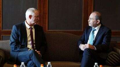 שר החוץ הירדני ספדי ושר הביטחון גנץ בביקור גנץ בארמון המלכותי בירדן, מרץ 2022. | AFP שר החוץ הירדני ספדי ושר הביטחון גנץ בביקור גנץ בארמון המלכותי בירדן, מרץ 2022. | AFP