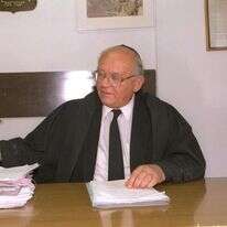 ייבא את המתח ההלכתי שבין החוק והמוסר אל מערכת המשפט הישראלית. השופט מנחם אלון כסגן נשיא בית המשפט העליון במשרדו בירושלים, 1992. | זיו קורן, לע"מ