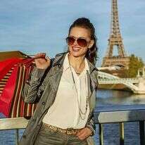 "אישה שצריכה לתפור בקרוב את תכריכיה משתוקקת לצאת למסע קניות של בגדים חדשים בפריז". | שאטרסטוק