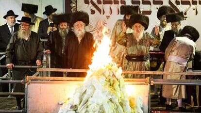 הרבי מתולדות־אהרן בהדלקה במירון, ל"ג בעומר תשע"ט. | דוד כהן, פלאש 90