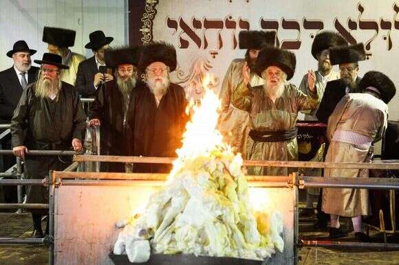 הרבי מתולדות־אהרן בהדלקה במירון, ל"ג בעומר תשע"ט. | דוד כהן, פלאש 90