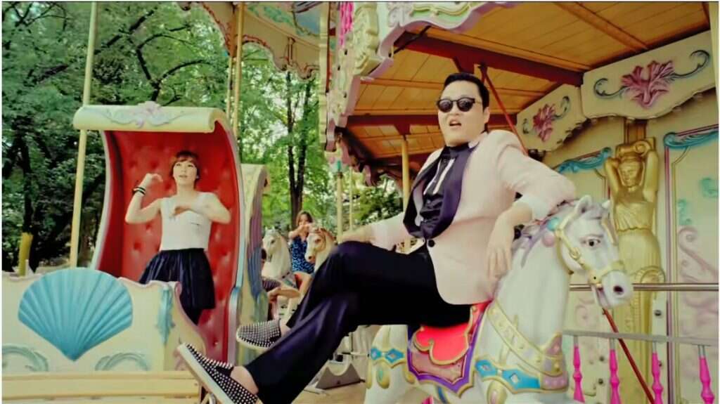 לפניו ואחריו. PSY. | מסך