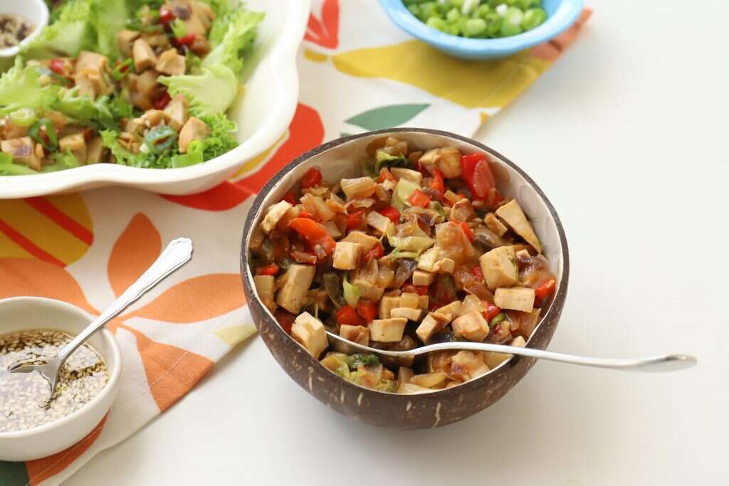 סירות חסה ממולאות בטופו ובירקות. | אפרת ליכטנשטט סירות חסה ממולאות בטופו ובירקות. | אפרת ליכטנשטט