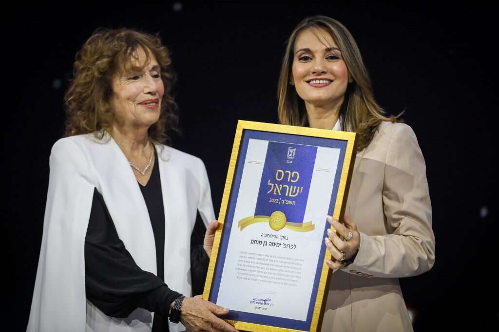 בן־מנחם בטקס פרס ישראל, עם שרת החינוך יפעת שאשא־ביטון. | נעם ריבקין פנטון, פלאש 90 בן־מנחם בטקס פרס ישראל, עם שרת החינוך יפעת שאשא־ביטון. | נעם ריבקין פנטון, פלאש 90