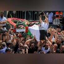 ארונה של עיתונאית אל-ג'זירה שירין אבו-עאקלה, במהלך הלוויתה בירושלים. | יונתן זינדל, פלאש 90