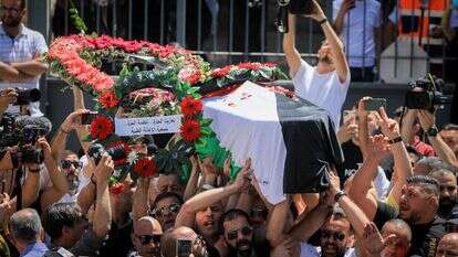 ארונה של עיתונאית אל-ג'זירה שירין אבו-עאקלה, במהלך הלוויתה בירושלים. | יונתן זינדל, פלאש 90