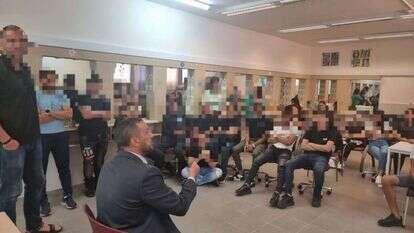 השיחה בבית הספר. פרסום נעשה לפי ס' 27א לחוק זכויות יוצרים. להוספת קרדיט נא לפנות למערכת