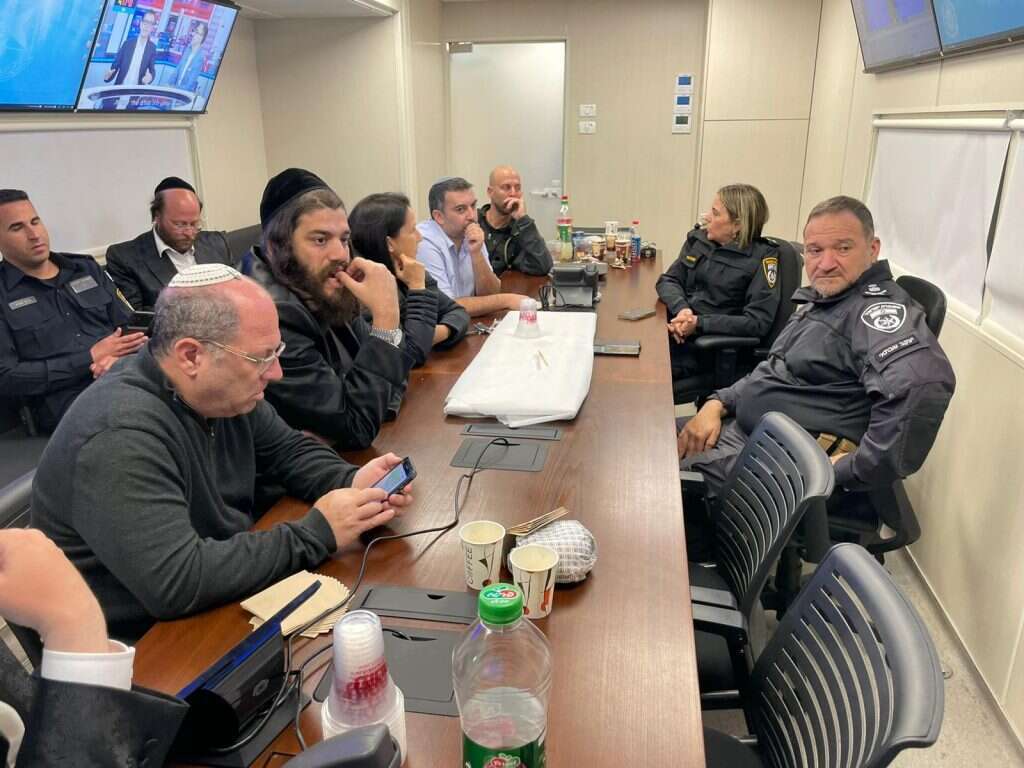 נתן (משמאל) וראש העיר ישראל פרוש בפגישה עם מפכ"ל המשטרה קובי שבתאי בחמ"ל. | דוברות עיריית אלעד