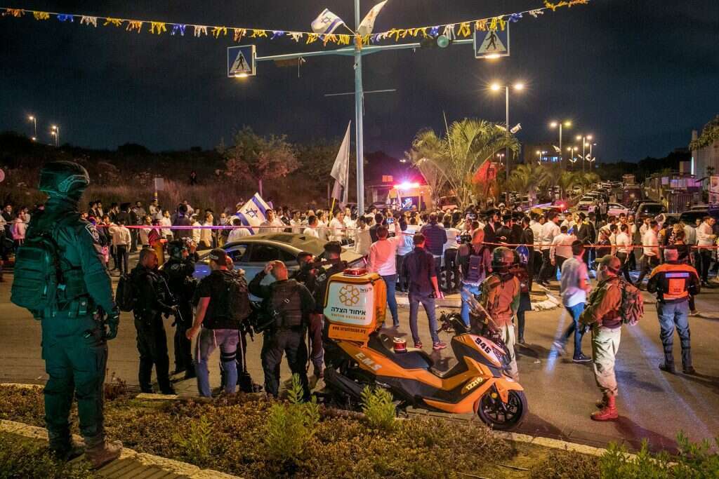 "אנחנו מתייחסים אליהם בכבוד, מתנהגים במנטליות אירופית". זירת הפיגוע באלעד. | יוסי אלוני, פלאש 90