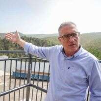 ממונה ההילולה במירון צביקי טסלר בציון רשב"י. | דוד כהן, פלאש90