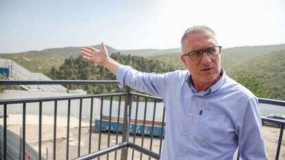 ממונה ההילולה במירון צביקי טסלר בציון רשב"י. | דוד כהן, פלאש90