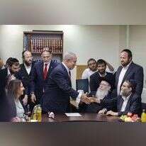 נתניהו בחגיגת יום ההולדת לגפני, השבוע. | אוליבייה פיטוסי, פלאש 90