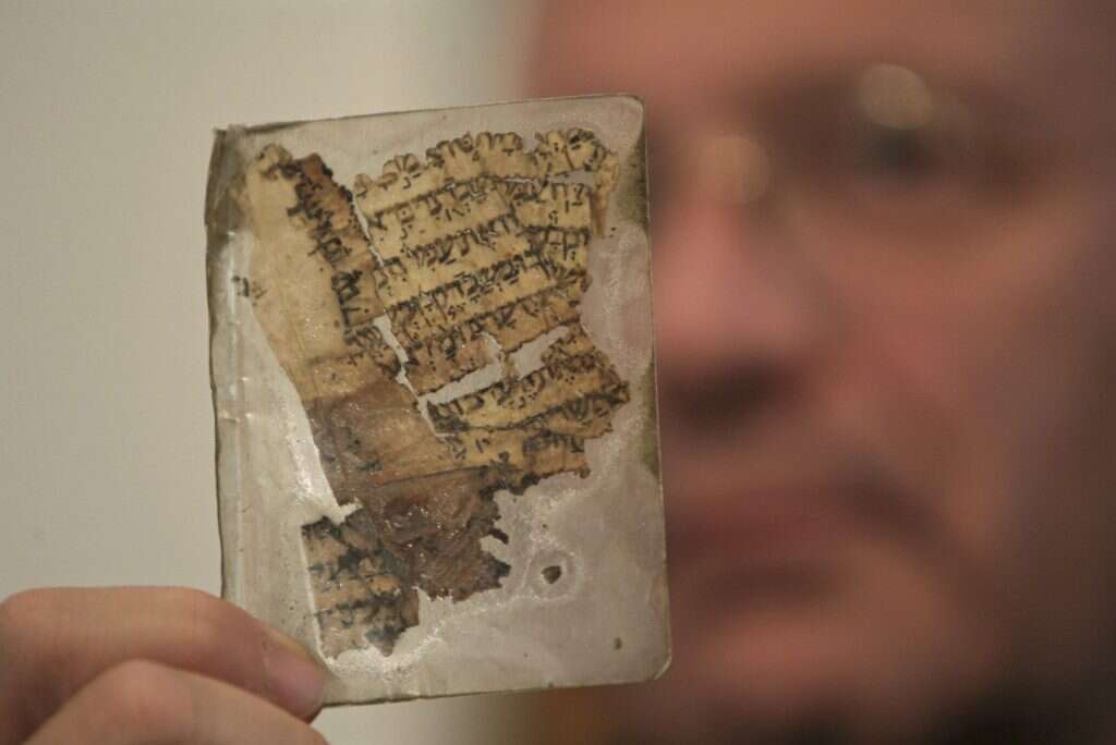 המסורה עושה לטקסט המקראי בדיוק מה שעושה נוהל תיקון שגיאות לתשדורת. פיסה מכתר ארם צובא, כתב היד המדויק של התנ"ך. | רויטרס