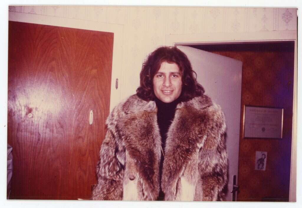 מייק בביקור אצל אפרת ואיזידור פורמן, זנבה, 1975. אוסף משפחת ברנד, מוזיאון העיר